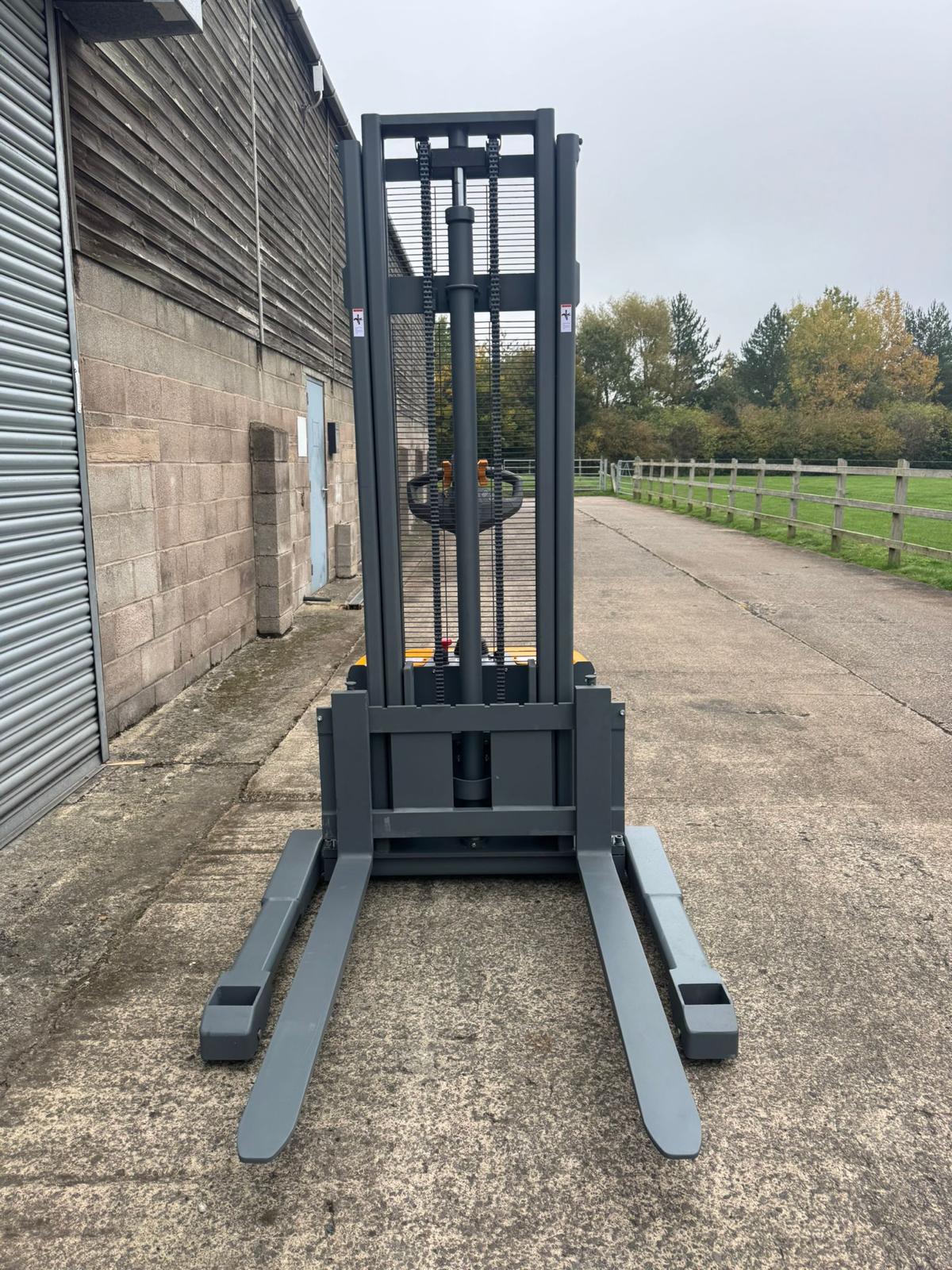 Electric Ride On Pallet Stacker 1500kg Lift Capacity 4.5m Lift Height image 7