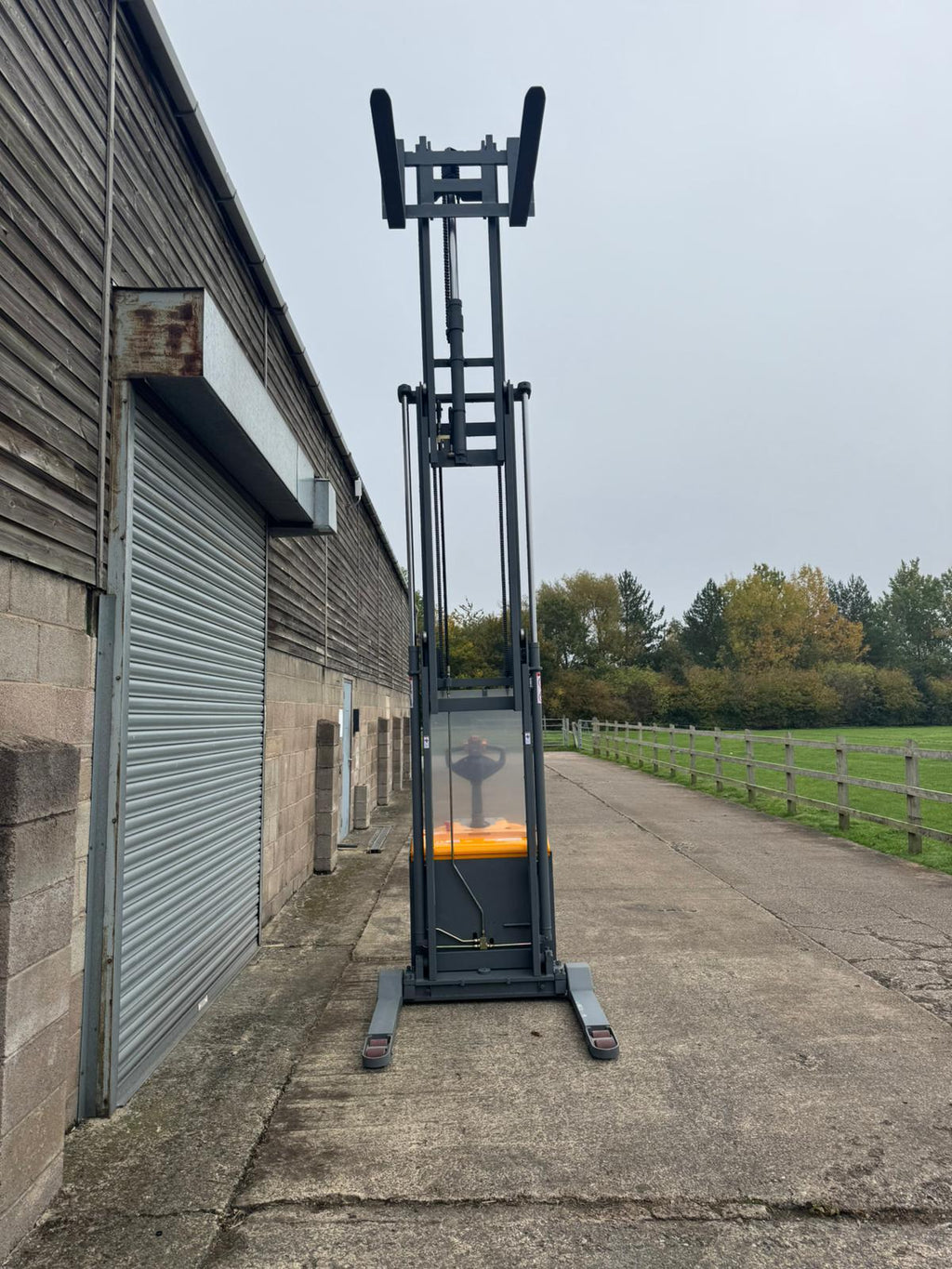 Electric Ride On Pallet Stacker 1500kg Lift Capacity 4.5m Lift Height image 6