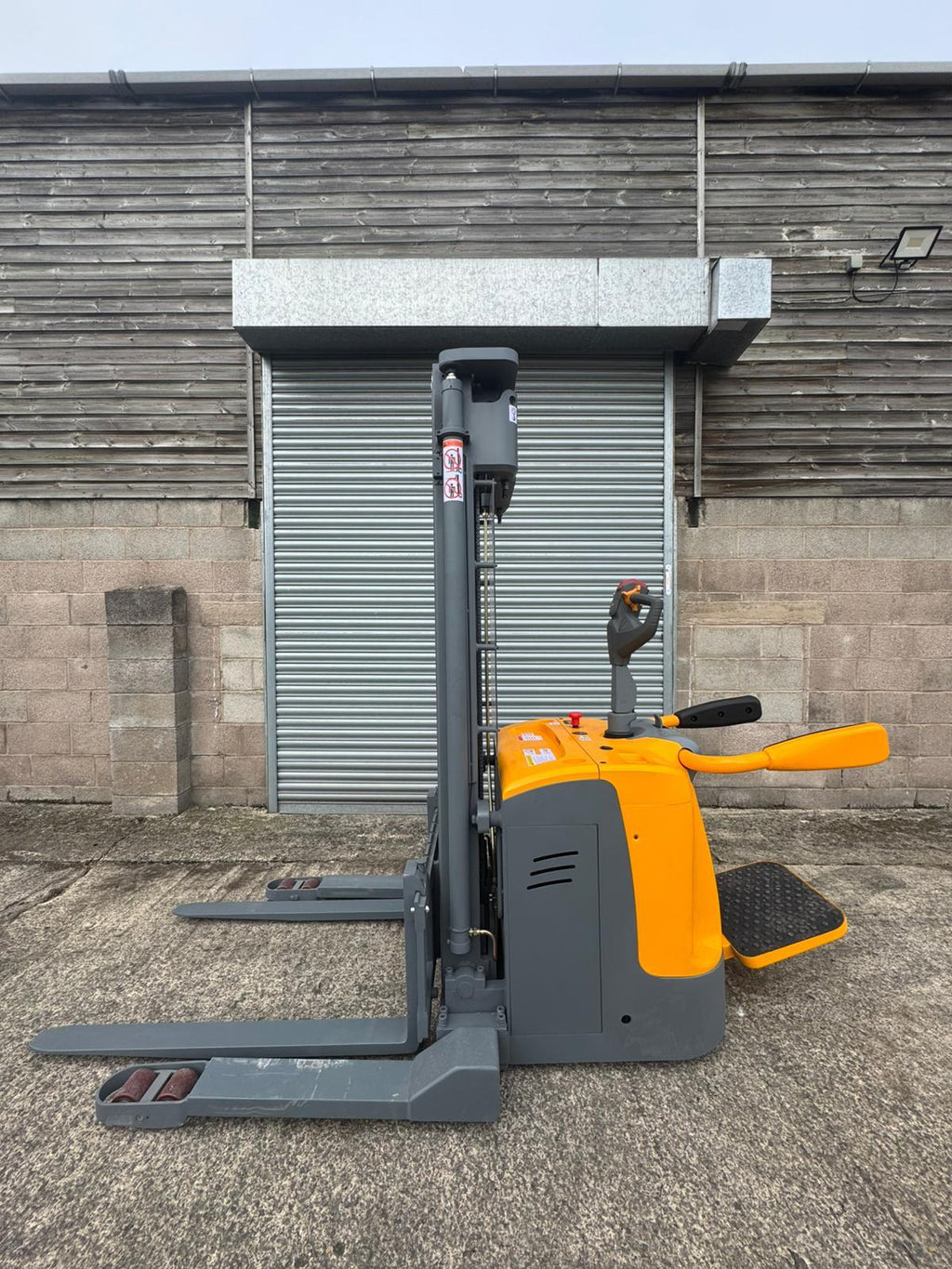 Electric Ride On Pallet Stacker 1500kg Lift Capacity 4.5m Lift Height image 3