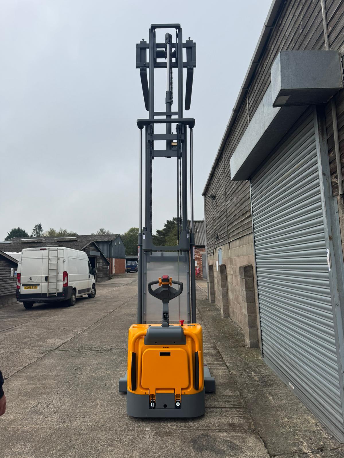 Electric Ride On Pallet Stacker 1500kg Lift Capacity 4.5m Lift Height image 4