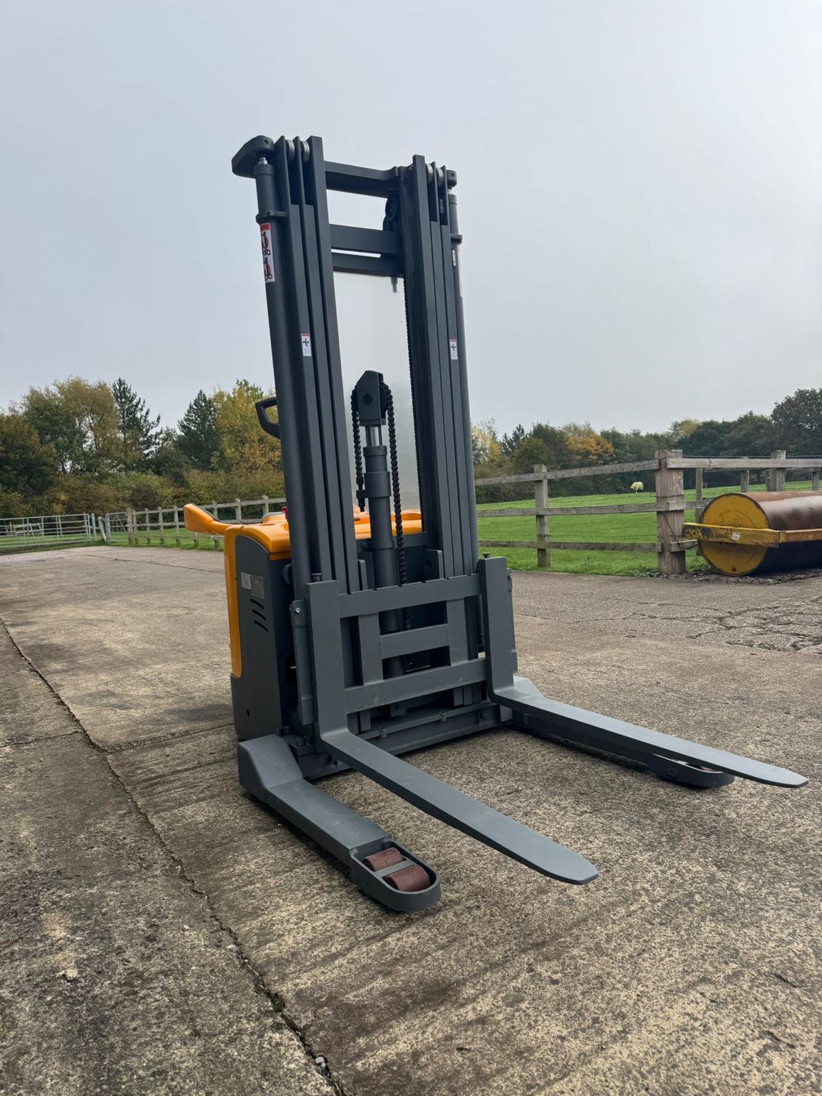 Electric Ride On Pallet Stacker 1500kg Lift Capacity 4.5m Lift Height image 11