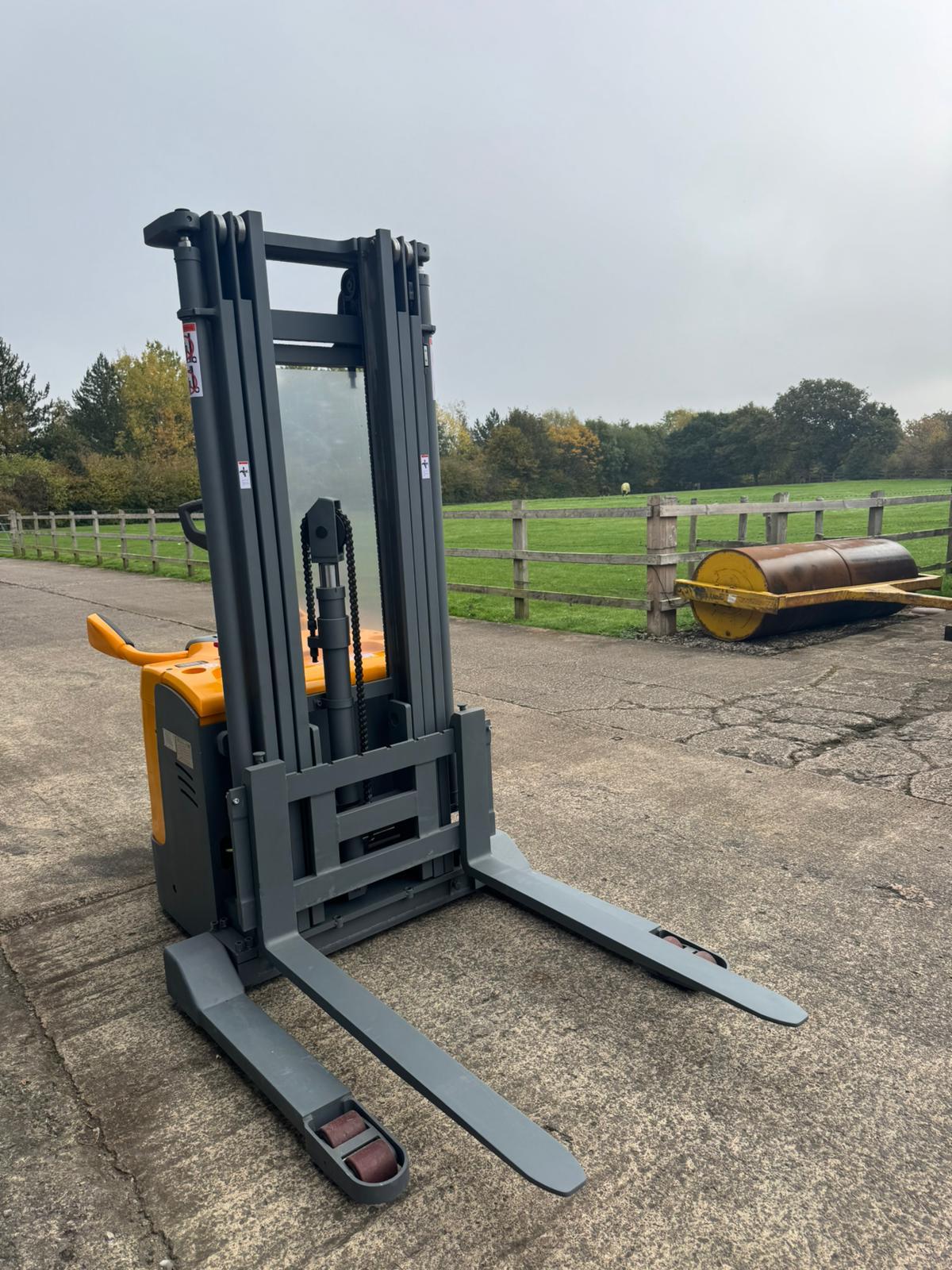 Electric Ride On Pallet Stacker 1500kg Lift Capacity 4.5m Lift Height image 10